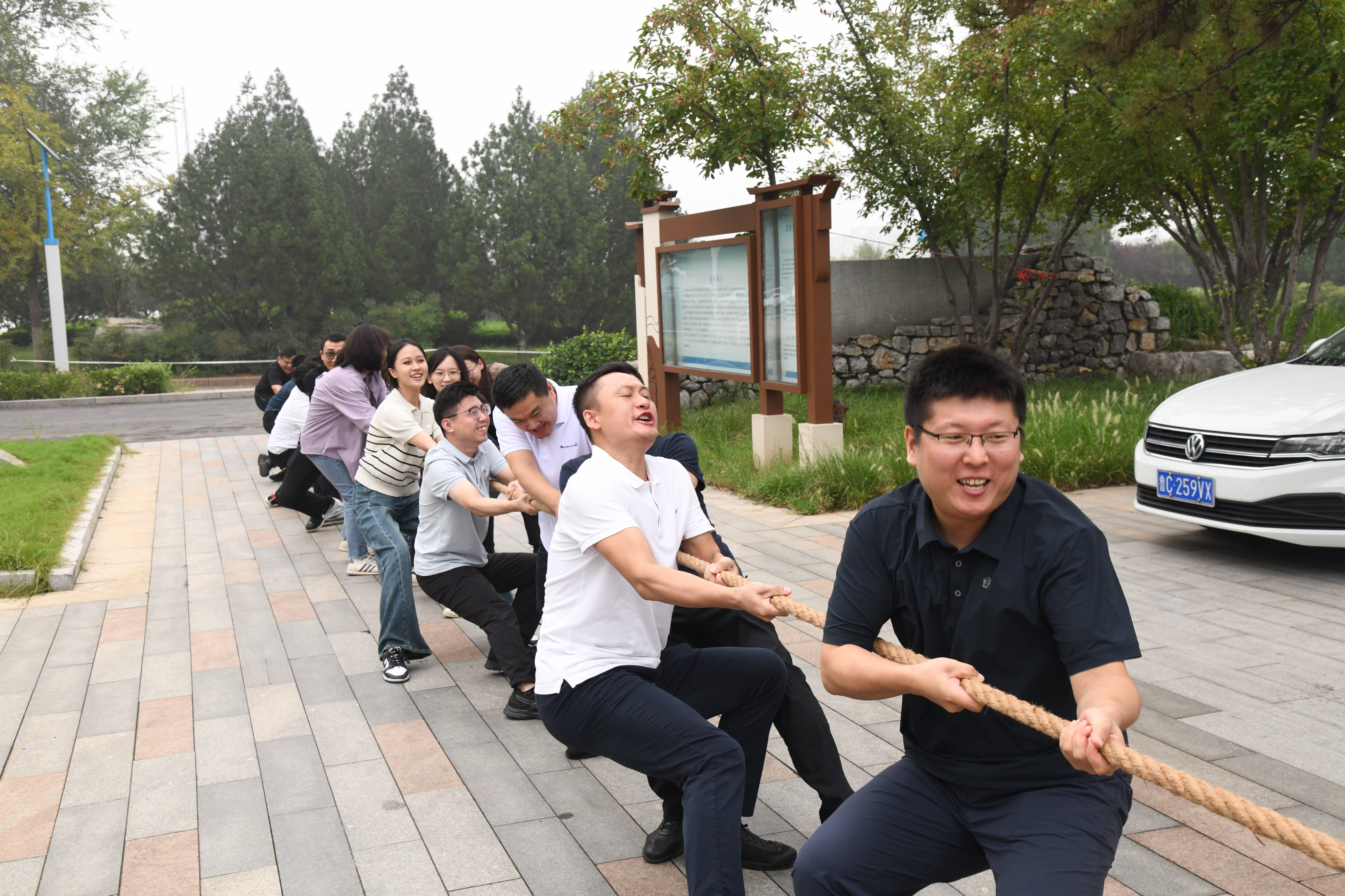 队员们斗志昂扬、全力以赴，载入历史